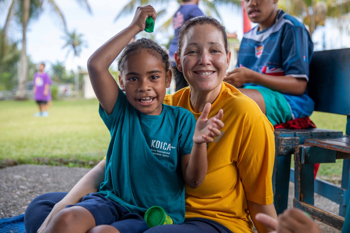 Sharing big smiles for the camera.✨️

📍 SUVA, FIJI (Nov. 4, 2023) - Lt. Amy Keller sits with students of Gospel School of Deaf during #PacificPartnership2023 Deaf Society Engagement event. 
📸: MC2 Megan Alexander