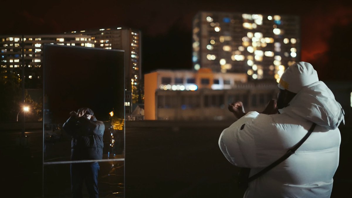 TASTEFULMOB's tweet image. Dernier élément mais pas des moindres : le clip.

Sous la direction de Birdjan Kadriov, Emral Kadriov et Makala lui-même, le collectif Exit Void met en image cette sonorité sinistre en filmant les rues sombres et jaunies d’un Genève couvert d’un ciel rouge sang.