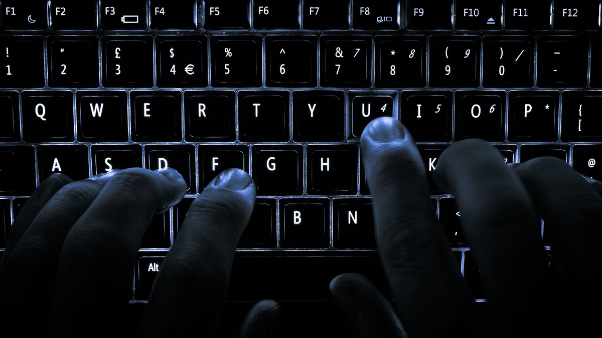 Cor_Com's tweet image. #Cybercrime, +40% di attacchi in Italia: nel mirino il #finance. La percentuale è quattro volte maggiore rispetto al resto del mondo. In aumento le azioni gravi a carico di finanza e assicurazioni. I dati del rapporto #Clusit bit.ly/3SAITqC