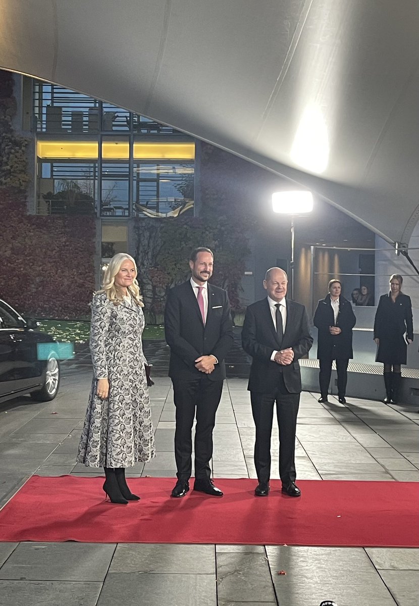 Deutschland war noch nie so wichtig für Norwegen und Norwegen war noch nie so wichtig für Deutschland wie heute. Jetzt trifft das norwegische Kronprinzenpaar @Bundeskanzler Olaf Scholz. Mit dabei: <a href="/jcvestre/">Jan Christian Vestre</a> &amp; <a href="/EspenBarthEide/">Espen Barth Eide</a>🇳🇴🇩🇪
