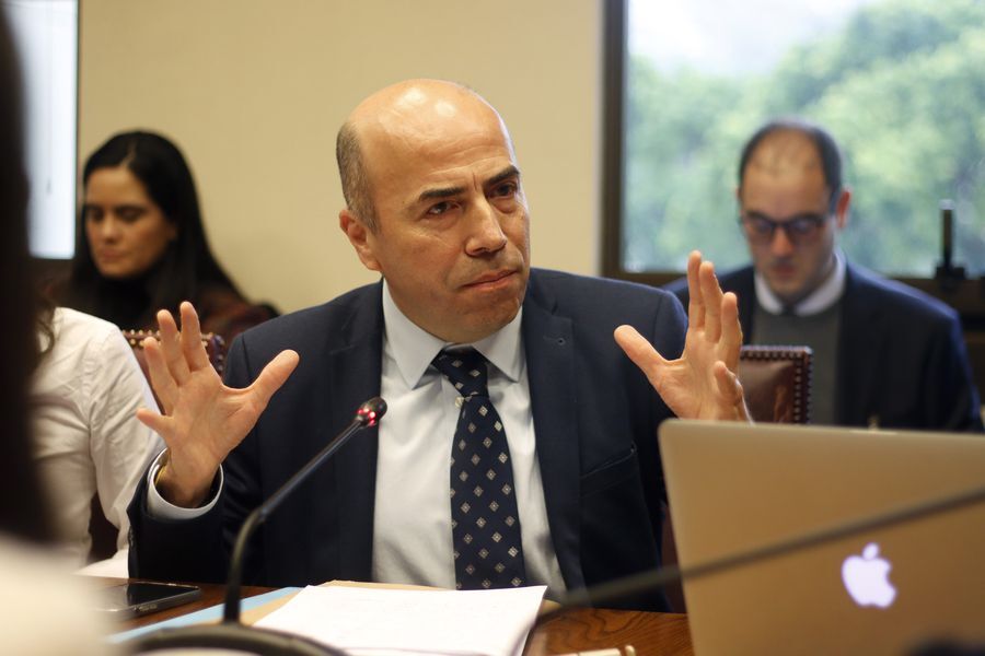 latercera's tweet photo. 🔴 #AlertaLT | Los descontrolados traspasos de dineros entre Minvu y ONGs que se replican en todo el país: la “bomba de racimo” que hizo estallar el contralor en el Congreso https://t.co/aMc8C5Gea5 https://t.co/Tk81UzaKvP