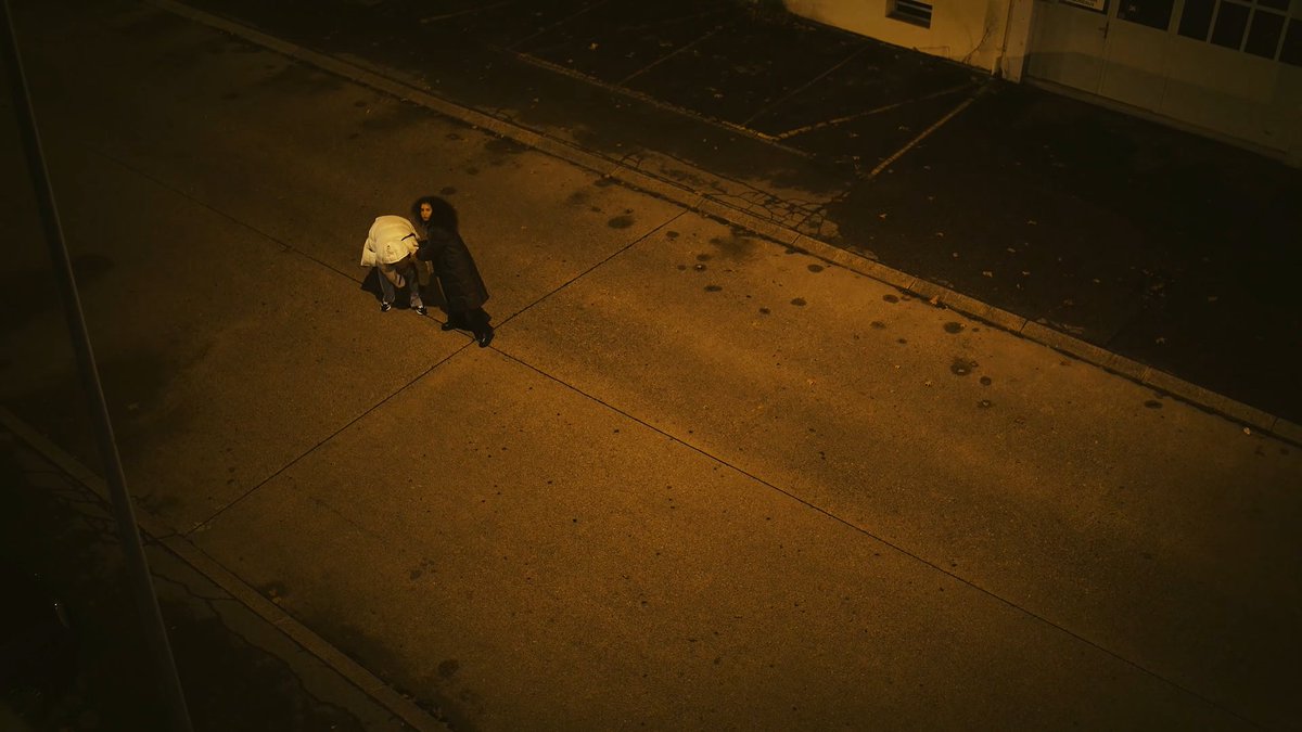 TASTEFULMOB's tweet image. Dernier élément mais pas des moindres : le clip.

Sous la direction de Birdjan Kadriov, Emral Kadriov et Makala lui-même, le collectif Exit Void met en image cette sonorité sinistre en filmant les rues sombres et jaunies d’un Genève couvert d’un ciel rouge sang.