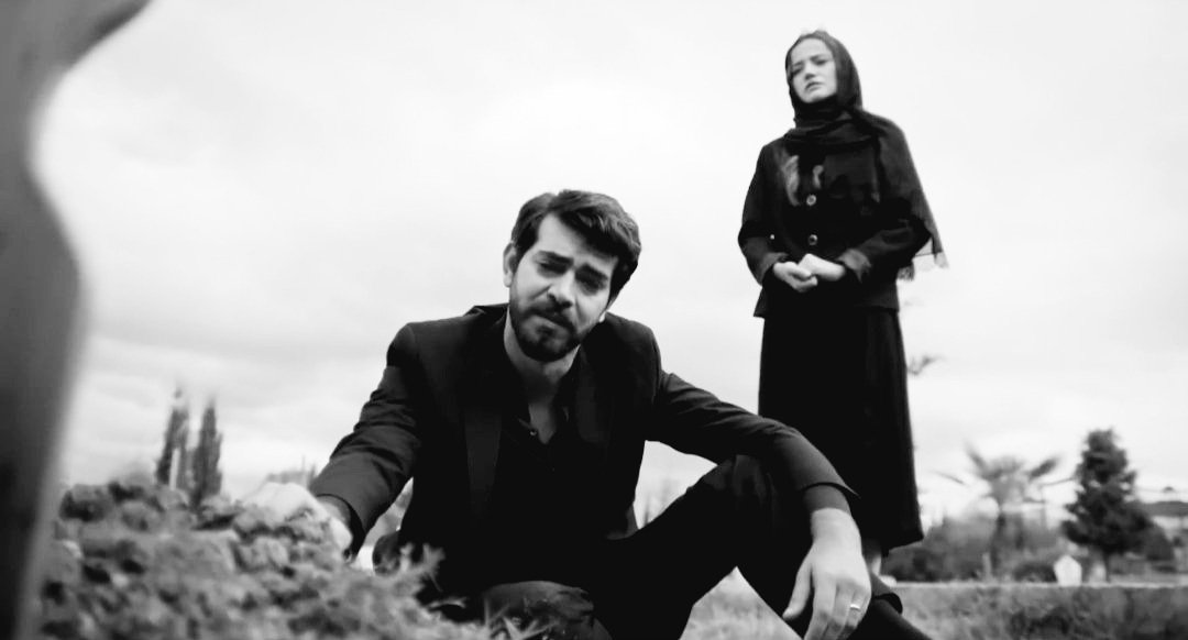 DarlingYesm's tweet image. Kalbimde bir yerde bir orman yanıyor
Bıraktığın şarkılar sahipsiz susuyor
Şiirler hep dargın, dualar şifasız
Ömrüme mıhlanmış bir cümle
Kül olur kalbindeki zamanla
Yana yana, yana yana🥀🥀  
  
HOŞÇAKAL KEREMONUR🥀💔 #KanÇiçekleri #BarKer #DilBar