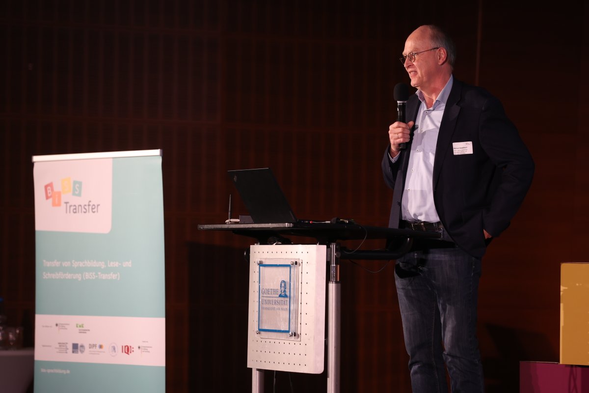 Live von der Jahrestagung #BiSS-Transfer: Prof. Dr. Marcus Hasselhorn (<a href="/dipf_aktuell/">DIPF</a>) begrüßt die rund 160 Teilnehmenden. Folgen Sie den Vorträgen unter biss-sprachbildung.de