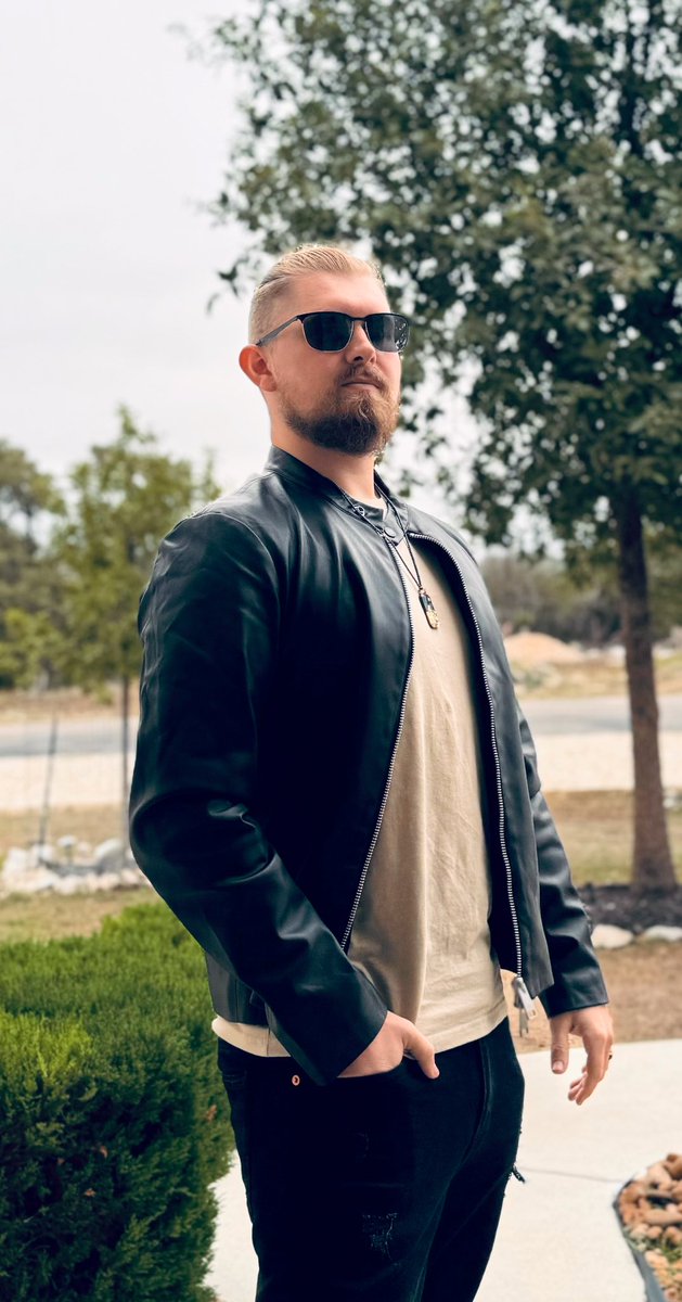 YourNarrator1's tweet image. What I looked like when GTA V came out vs Now