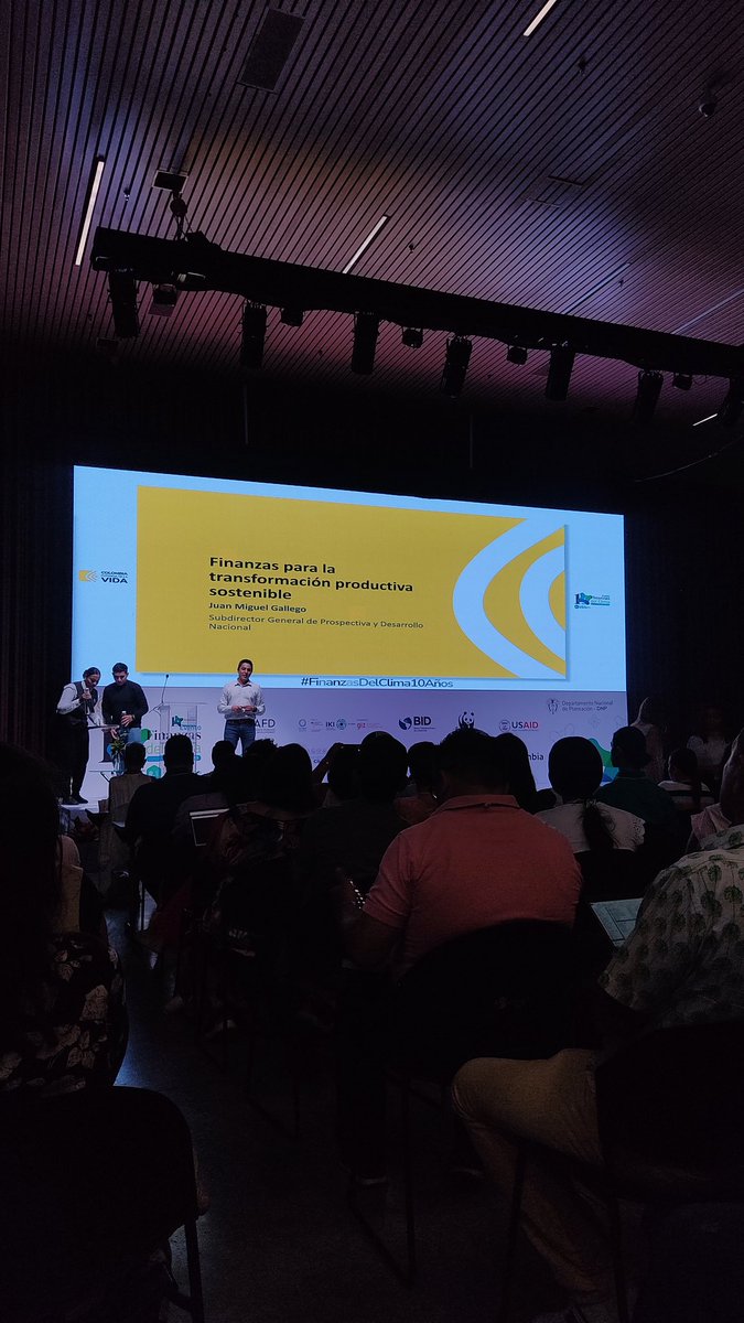 natipachamama's tweet photo. Hoy en el evento de #finanzasdelclima10años desarrollado por el @DNP_Colombia hablando sobre la necesidad de 141 billones de pesos para lograr las metas de reducción de emisiones de GEI para el año 2030. https://t.co/iSXGhEl60R
