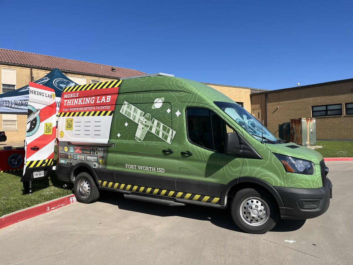 OaklawnFWISD's tweet image. The Mobile Thinking Lab came today! We love when students are able to learn in different ways. 
#oaklawnpride #fwisd #odwyatt #ftworth #eighthousesonefamily #ftworthisd #OneFortWorth #STEM #learning @onefortworth @CortezLupe1 @CharlieGarciaFW