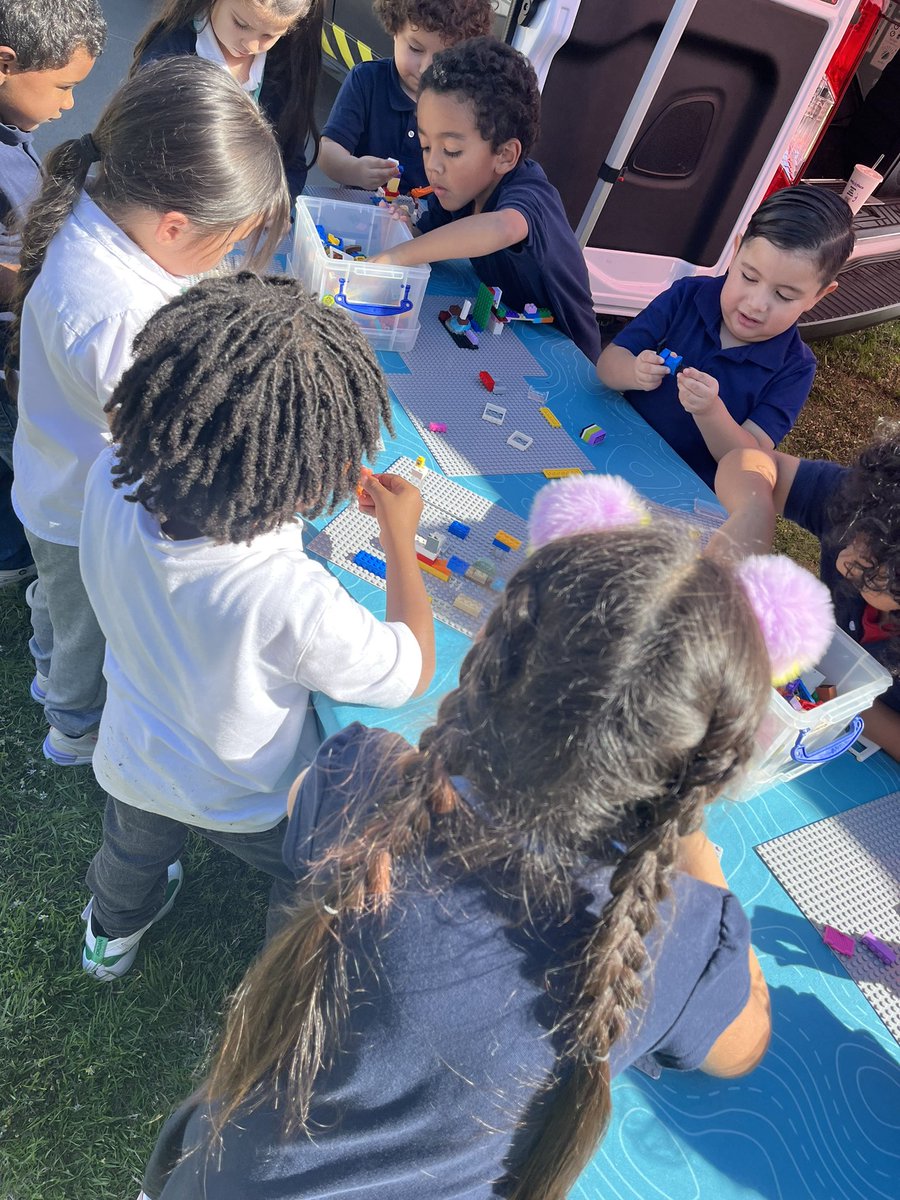 OaklawnFWISD's tweet image. The Mobile Thinking Lab came today! We love when students are able to learn in different ways. 
#oaklawnpride #fwisd #odwyatt #ftworth #eighthousesonefamily #ftworthisd #OneFortWorth #STEM #learning @onefortworth @CortezLupe1 @CharlieGarciaFW