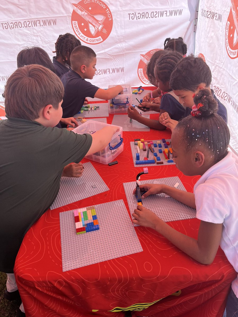 OaklawnFWISD's tweet image. The Mobile Thinking Lab came today! We love when students are able to learn in different ways. 
#oaklawnpride #fwisd #odwyatt #ftworth #eighthousesonefamily #ftworthisd #OneFortWorth #STEM #learning @onefortworth @CortezLupe1 @CharlieGarciaFW