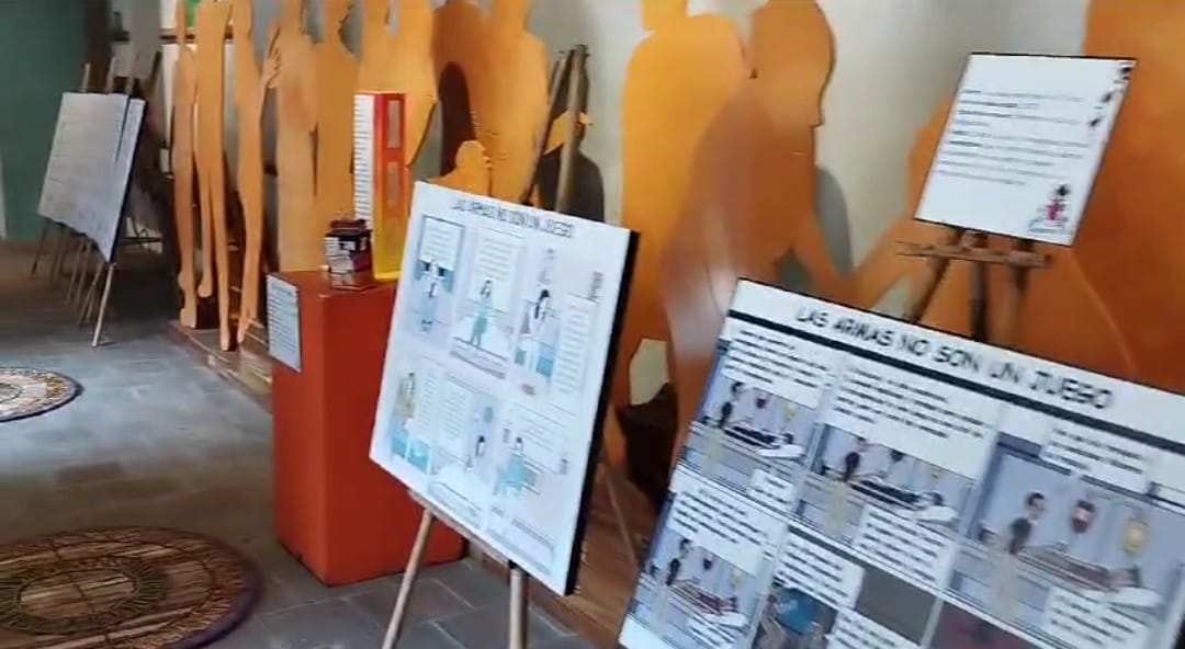 Restaurartecol's tweet photo. Jóvenes vinculados al Sistema de Responsabilidad Penal para  Adolescentes participan en exposición de Justicia Restaurativa . #RestauArte https://t.co/1HL3X5sQTZ