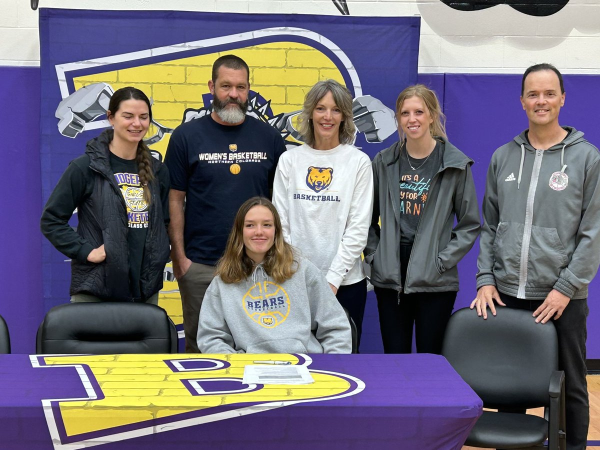 RightResponses's tweet photo. Special Day! @OGoltl signs with @UNC_BearsWBB It has been so exciting to watch Olivia grow from junior high to now alongside her great teammates! Bears gonna be awesome after one more RUN WITH THE DAWGS! 🎉⭐️🏆🏀 #GoDawgsGo https://t.co/lrV4TnuGAS