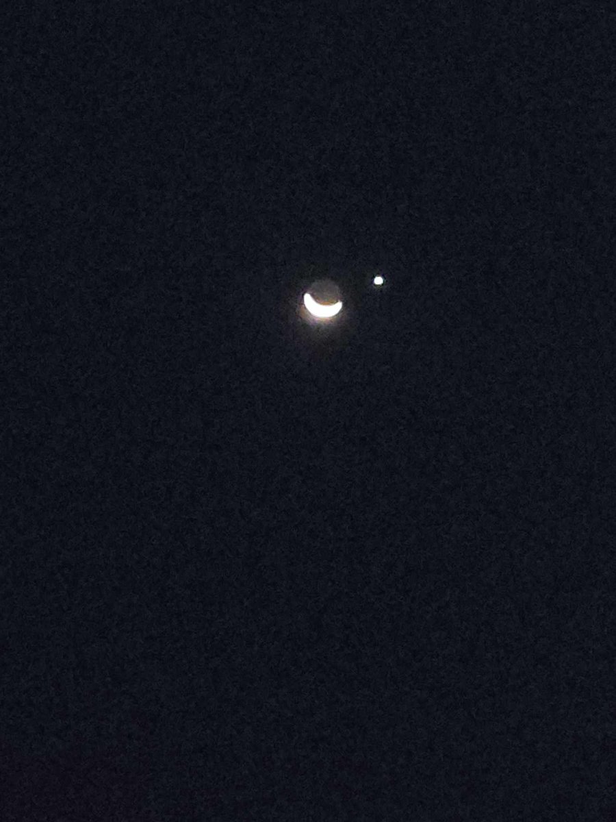 GamerMom03's tweet photo. Great shot of the Moon and either Venus or a star named Spica taken by My dad Paul this morning around 5AM in Fredericksburg, VA!  He'd love some reactions! 
#nightsky #astronomy #Weather https://t.co/buiq80tHjz