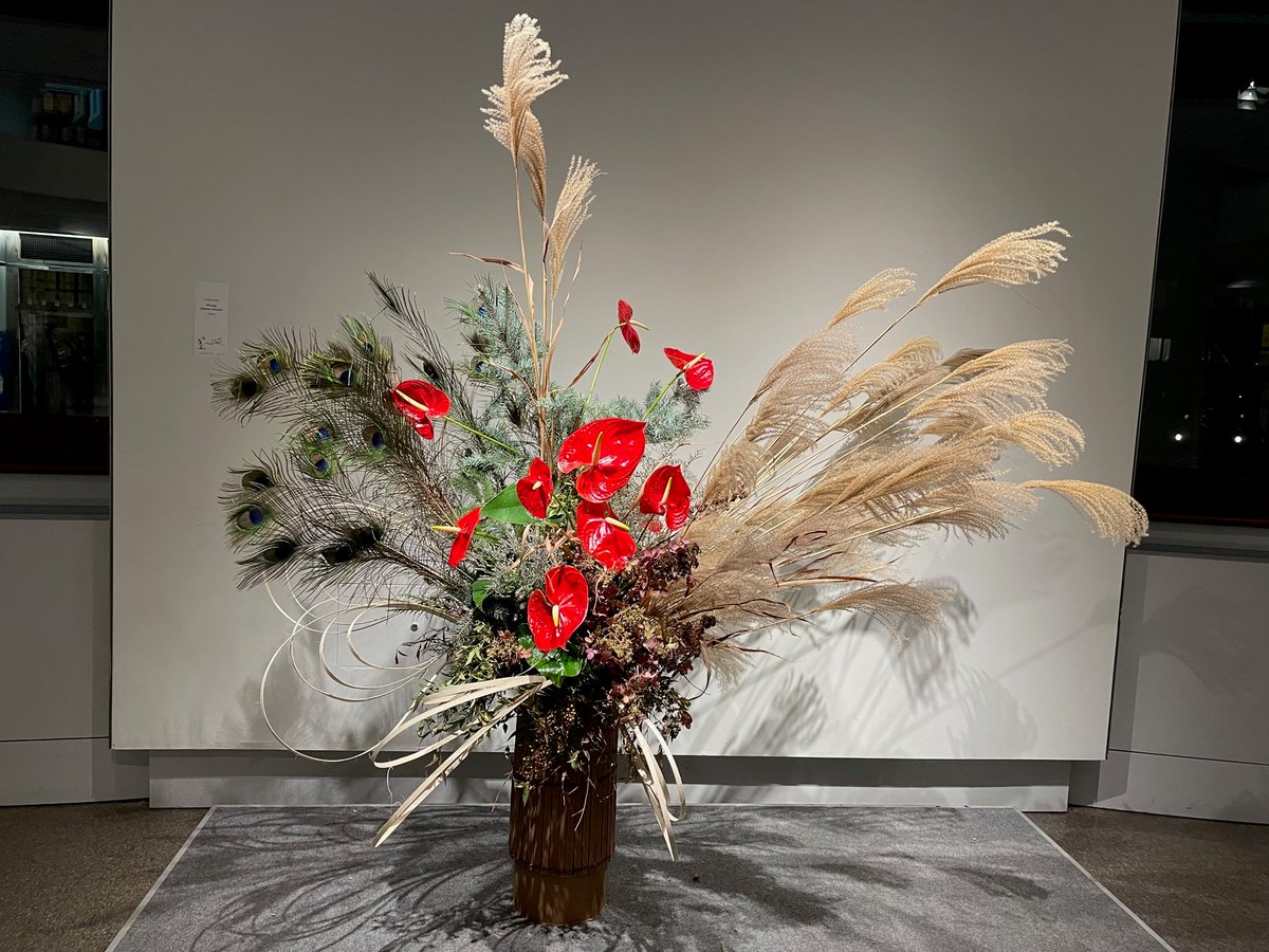 JapaninCanada's tweet photo. Stunningly exquisite ikebana exhibition showcased by  Ikebana Int’l in Ottawa has returned to @MuseumofNature. We embraced the beginning of winter with beautiful works. Such a great testimony of the friendship &amp; collaboration of Ohara &amp; Sogetsu schools - Kanji &amp; Yukiko Yamanouchi https://t.co/R0NpIUwC4w