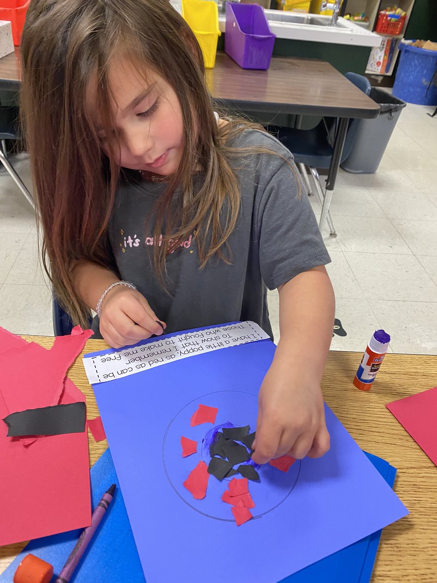 ces_kindercats's tweet photo. Working on fine motor and creating a poppy to remember our Veterans! #beabridge @ChristianaES1 https://t.co/POWmwnJ9Zb