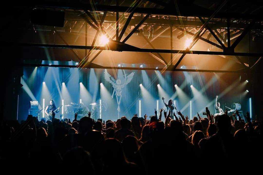 ChauvetPro's tweet photo. Ryan Pervola fired up massive blinders from @chauvetpro Color STRIKE M • Rogue R1 BeamWash fixtures 🎸🎸🎸 while the Grammy-nominated Nothing More brought their potent live experience on the “Spirits” tour

🔥
#chauvetprofessional #concertlighting #livenation #lightingdesign https://t.co/9sAb7APuQo