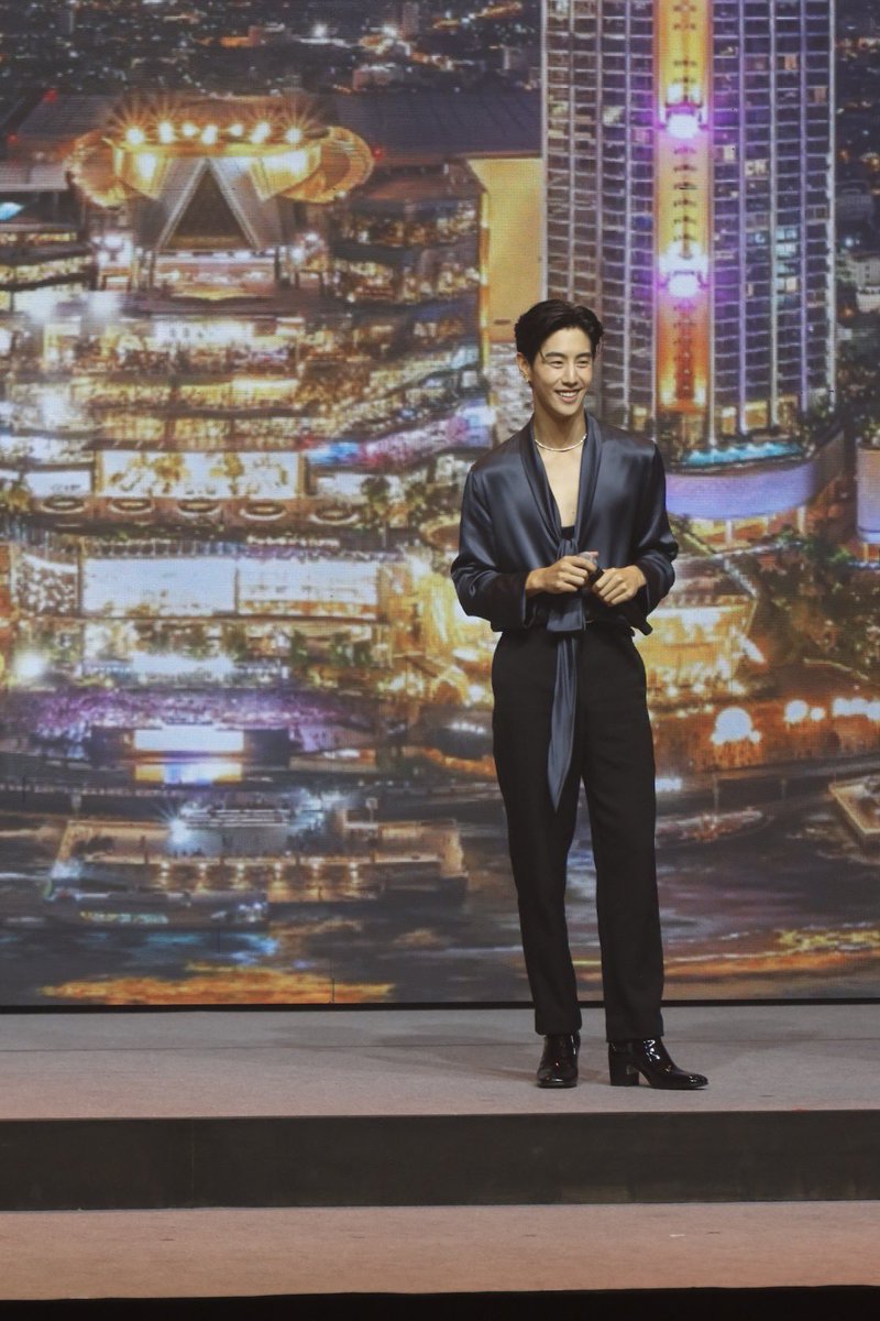 iconsiam's tweet photo. พี่จ๋าวันนี้น่ารักมาก 💜

#MarkTuan เซอร์ไพรส์ใหญ่กับการปรากฏตัวบนเวทีฉลองครบรอบ 5 ปีของไอคอนสยามพร้อมกับการพูดคุยแบบเป็นกันเองสุดๆ

#ICONSIAM #TheICONUnrivaled #ICONSIAMThe5thAnniversary #5thICONSIAM https://t.co/1zCYYr2va3