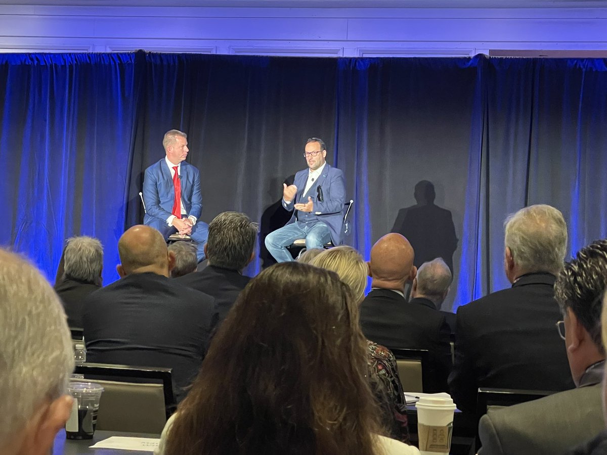 MariaHoij's tweet photo. Great start of the #GlobalNetWorth conference with @JTFoxx interviewing @brianjesposito who gave gold nuggets on branding &amp; marketing. You should be here @JohnLegere 😊 https://t.co/dcI4Q3x2wL