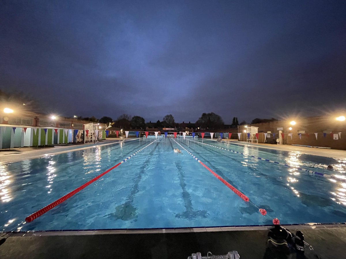 ⁦<a href="/charltonlido/">Charltonlido</a>⁩ yesterday just before sunset - a magical time to swim