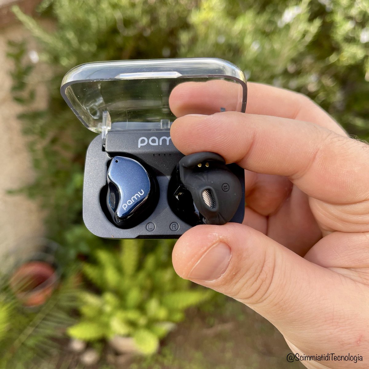 ScdTec's tweet image. Eh eh loro sono TANTA ROBA non giudicate dal loro aspetto estetico 🤙🏻 Presto la recensione sul canale in collaborazione con Padmate Tech 🤝 #staytuned
•
#pamu #padmate #pamufit #pamufitearbuds #earbuds #bluetooth #cuffie #youtubechannel #scimmiatiditecnologia #techreview