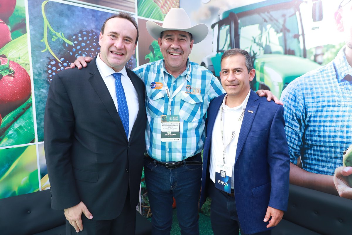 campogobgente's tweet photo. @Paulo_Banuelos Titular de la #SDAyR, se reunió con Marco Tulio Chicas Sosa, Embajador de Guatemala y con @AlexAboytes6, Presidente del @CEAG_Guanajuato; para hablar sobre temas relacionados al sector Agroalimentario de las dos naciones. https://t.co/697oGg1Wb4