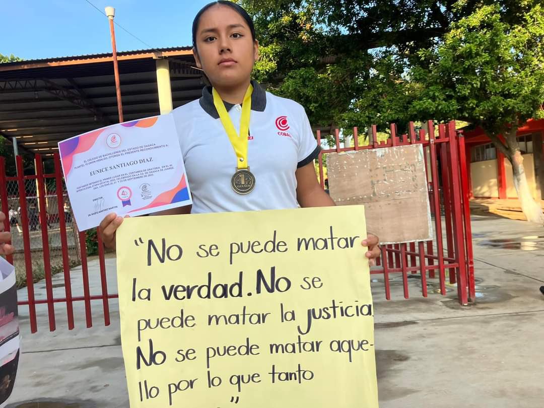 InquisidorOax's tweet photo. #Oaxaca @COBAO_GobOax DEFRAUDA A CAMPEONA DE ORATORIA 

Saúl Sánchez Oñate

El tráfico de influencias vuelve a salir en la institución que dirige Verónica Hernández González a) “@doctoravero “. 

Según denuncia de la ganadora del colegial interestatal de oratoria 223 Eunice Santiago Díaz, sufrió discriminación, maltrato y exclusión al negarle su derecho y participación en la etapa nacional del concurso de oratoria que se celebrará en Tlaxcala.

A pesar de haber ganado la etapa estatal, Santiago Díaz se le informó que no acudiría a la etapa nivel nacional, en su lugar acudiría un alumno de Pueblo Nuevo. 

Alumnos del Plantel de Unión Hidalgo, acusaron a las autoridades de beneficiar a familiares de directivos, para acudir a dicha instancia y así negarle la oportunidad a la campeona actual.

@JuliusAlvCampbe @JuliusAlvCampbe  @efektoaguila @Bravo_mm @WASHOMA @DimePetri @DoroteoMorro @PeatonVigilante @FelixRSibaja @LagarrapataS22
