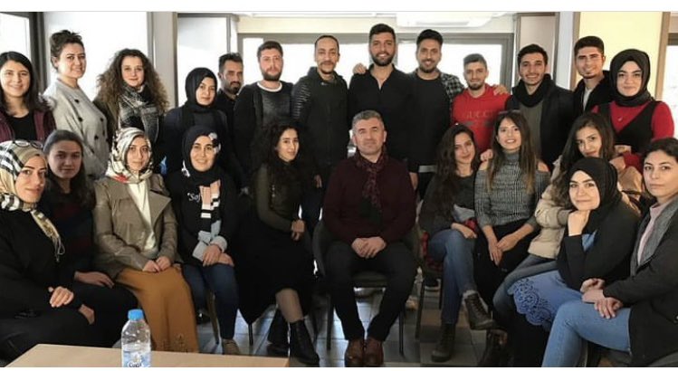 kursatkarasolak's tweet photo. Öğretmenlerimiz! Hepsi genç, neşe dolu, dinamik, heyecanlı, hayalleri var! Üretmek, öğrencilerine kavuşmak ve ülkelerine hizmet etmek istiyorlar! Ve hepsi mülakatı istemiyor! Sağır sultan duydu bunu! Siz de bir daha duyun! Mülakata hayır!!!
 #mülakatahayır https://t.co/HPt4o2rtMB