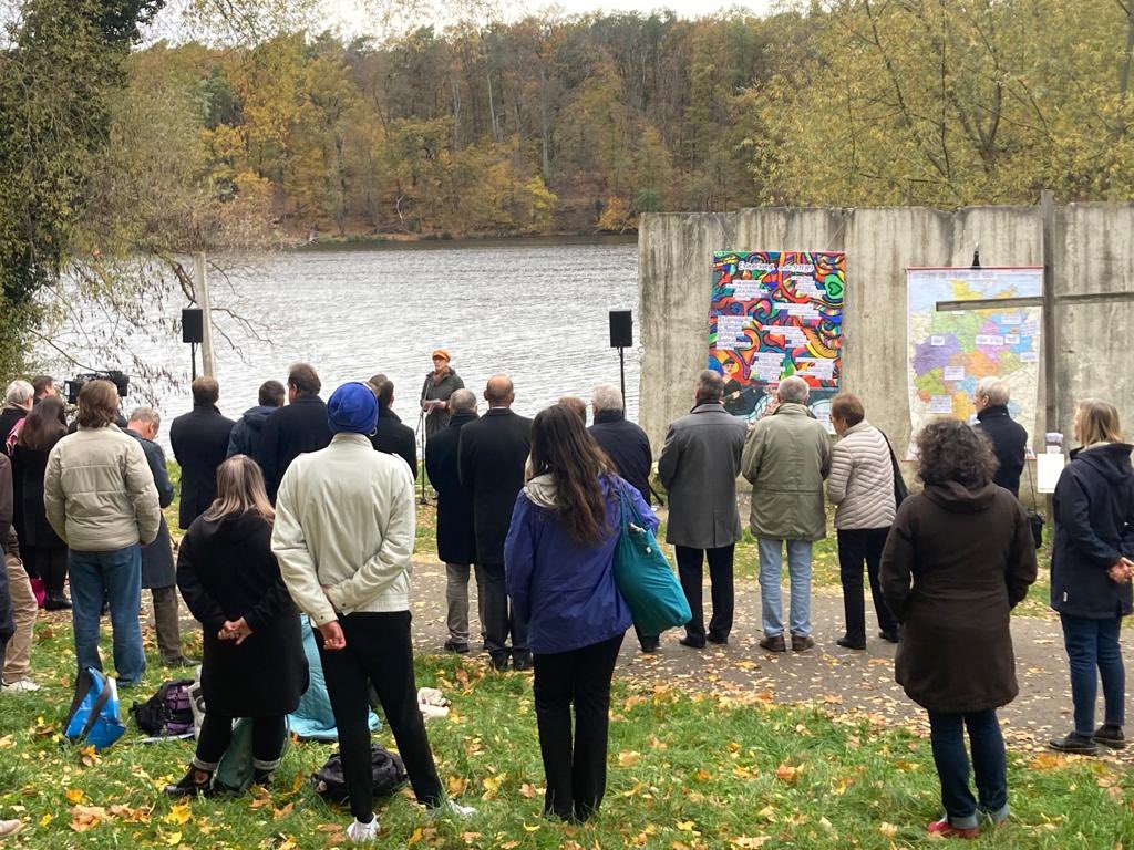 staatskanzleibb's tweet photo. 9. November - 34. Jahrestag der friedlich niedergerissenen Berliner Mauer. #Brandenburg gedenkt am ehemaligen Mauerabschnitt Griebnitzsee in #Potsdam. Staatskanzlei-Chefin Kathrin Schneider: „Dank dem Mut der Menschen, die sich dem DDR-Regime entgegenstellten.“ https://t.co/8sxV3THgcY