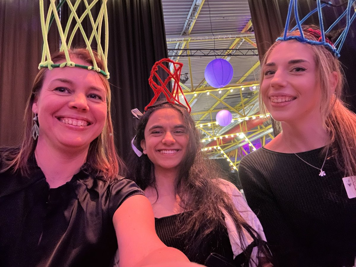 We decorated ourselves with fluorescent tags for the magical @HiLIFE_helsinki HiLOWEEN party (because what’s more magical than fluorescence imaging!)