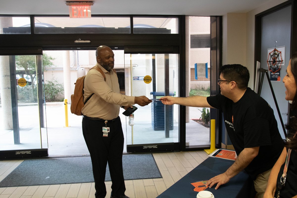 This morning, HHD employees shared information about equity vs equality as part of its internal Equity in Action campaign. A community-driven, coordinated approach is essential to ensuring equitable access to health services. #HHD #HealthEquity #HealthMatters #AccessAndEquity