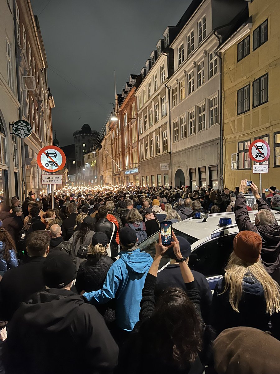 Krystalgade lyser op i tolerance og et krav om beskyttelse af vores minoriteter.
#dkpol