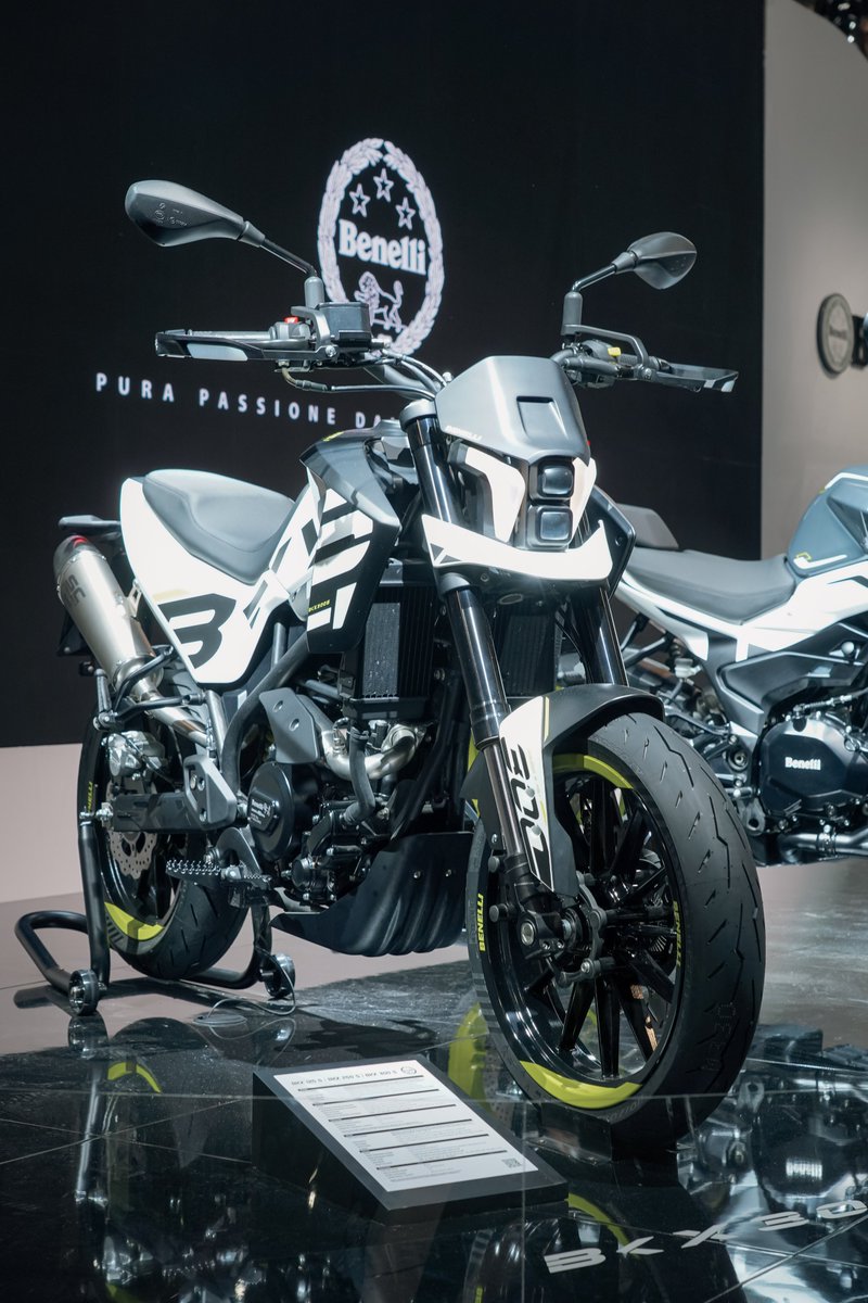 #EICMA Le damos una mirada de cerca a los modelos que la marca presenta a nivel global en EICMA desde Milán, Italia.

#Benelli #BenelliMoto #BenelliPassion #BenelliPuraPassione #purapassionedal1911 #EICMAEFFECT #REALPEOPLEREALEMOTION #YouAreEicma #MotoLive #OneLoveTwoWheels