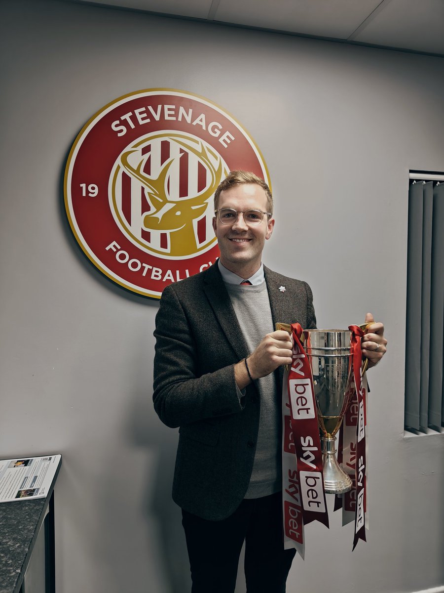 Fantastic evening in the Executive Lounge at @StevenageFC presenting research on Reminiscence therapy, and how football helps to unlock memories for people living with dementia as part of #ESRCFestival2023 Special thanks to @UniofHerts @elspeth_mathie @r_oconnell @borofoundation