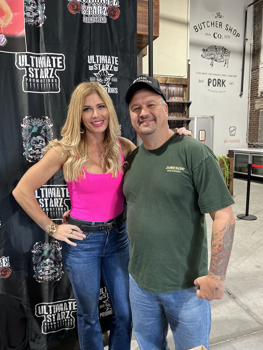 jcweb34's tweet photo. With the ageless, gorgeous @Torrie11 in Philly. https://t.co/UehlDrKtpv