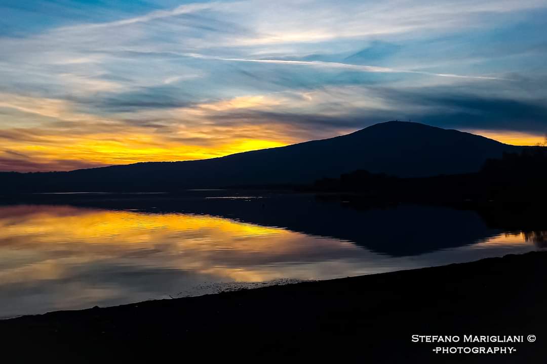 Tramonti da sogno al lago di Vico, in foto il monte Venere.
#StefanoMariglianiPhotography
.
.
.
.
.
#lagodivico #montevenere #monticimini #ferrero #nocciole #caprarola #lagodivico #vicoslake #ronciglione #viterbo #tuscia #lago #lake #nature #naturephotography #landscape #canon