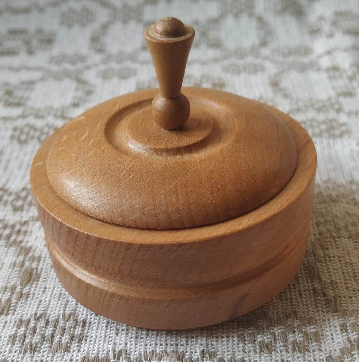 VintageSoviet's tweet photo. #Sale! 

 #Wooden #Box #Latvian #vintage #Round #Jewelry #Casket #Lidded #WoodBox #Minimalist #TreasureBox #jewelrybox #Baltic #atvia, 1970s      

https://t.co/A7lDCAT1y6 https://t.co/72h8I1g0WB