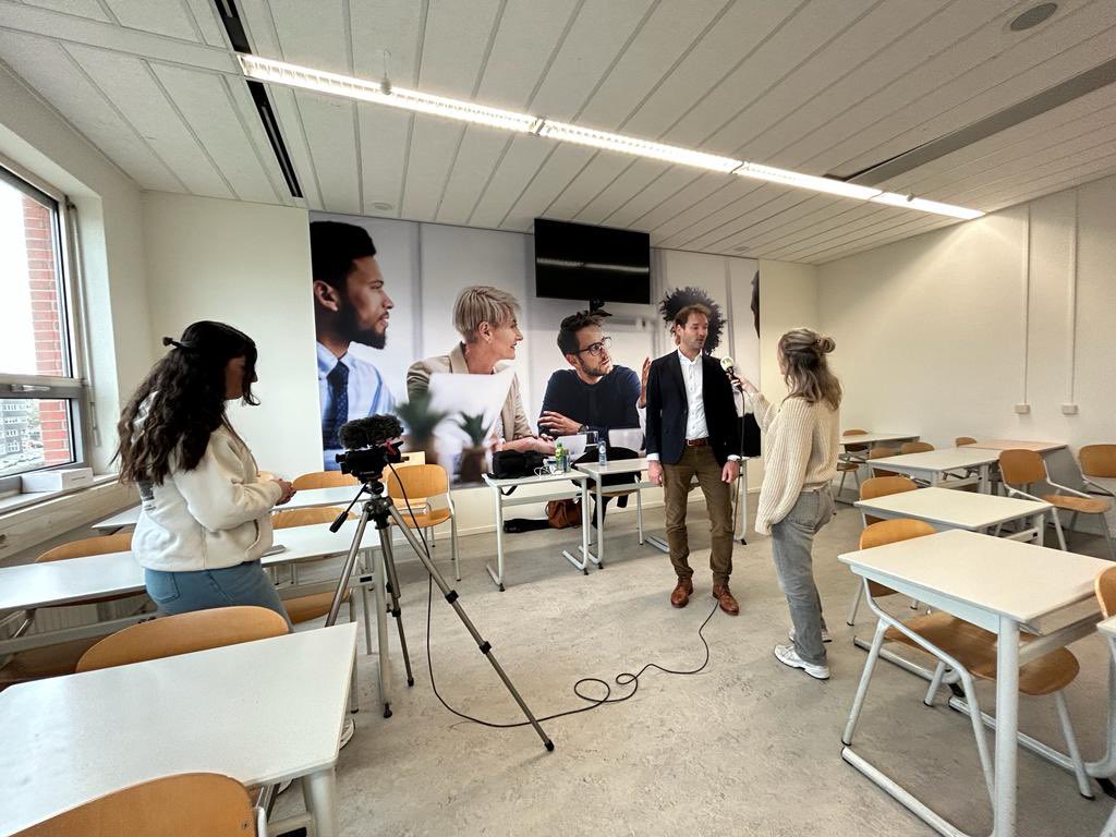 CodenameFuture's tweet image. #Pensioen3daagse!

Vandaag waren we aanwezig bij de gastles op @zadkine en @mboRijnland, waar bij de laatste ook de directeur van @Pensioensector geïnterviewd is door onze #youngreporters. 

Vraag de GRATIS lesbrief aan: codenamefuture.nl/aanvragen-lesb… ⏪️

#mbo #pensioen op #school