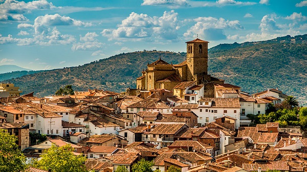 Hoy te invitamos a visitar uno de los pueblos más bonitos de la Ruta Vía de la Plata... 🧡 

📷 Éste es #Hervás, un pueblo de #Extremadura conocido por su encanto medieval, por tener uno de los barrios judíos más bellos de España, por su hermoso entorno natural...🤩 #Turismo