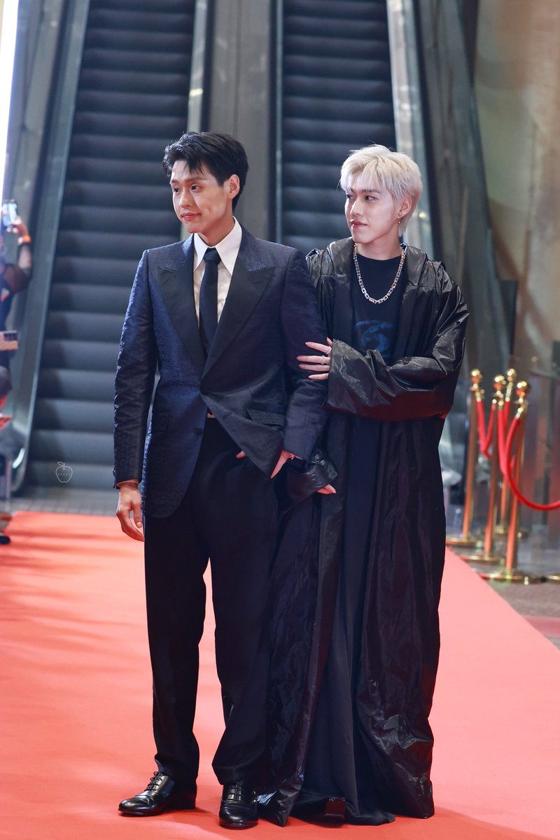 รักไร้บัลลังก์

องค์รัชทายาทคนสุดท้ายที่กลายมาเป็นสามัญชนเพียงข้ามคืน เพราะเลือกที่จะแต่งงานกับนายแบบหนุ่มท่ามกลางกระแสพิพากษ์วิจารณ์ถึงความมั่นคงของบัลลังก์ ทว่าเขานั้นเลือกปฏิเสธชีวิตเหนือผู้อื่นเพื่อก้าวเดินดินเยี่ยงสามัญชนอย่างคนรัก พร้อมสละอำนาจปกครองคืนสู่ประชาชน