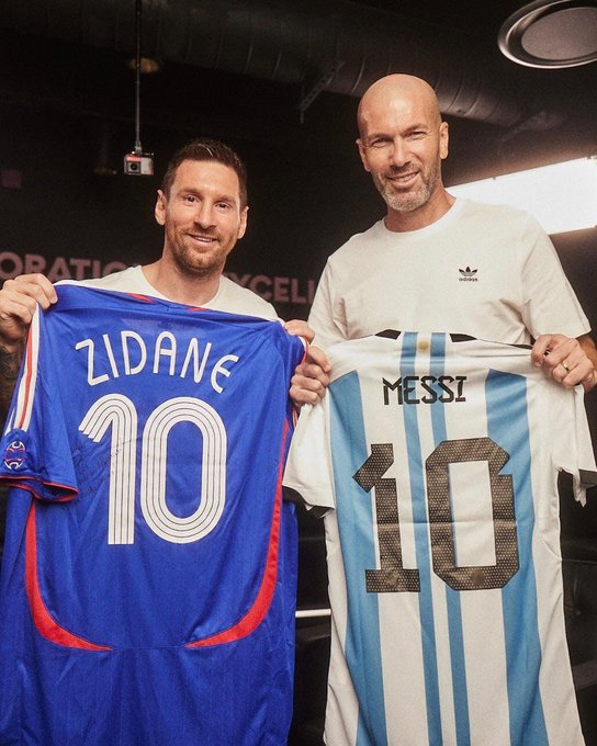 VSportsTM's tweet photo. "Quedan pocos 10. Hoy se transforman mucho en interiores o en extremos falsos. El 10 nuestro, el mediapunta, el enganche, como Riquelme o Aimar, casi no hay o no hay. Eso se perdió mucho".

🗣️ Lionel Messi 🇦🇷, en una hermosa conversación futbolera con Zidane 🇫🇷. https://t.co/8wXf7bsh6v