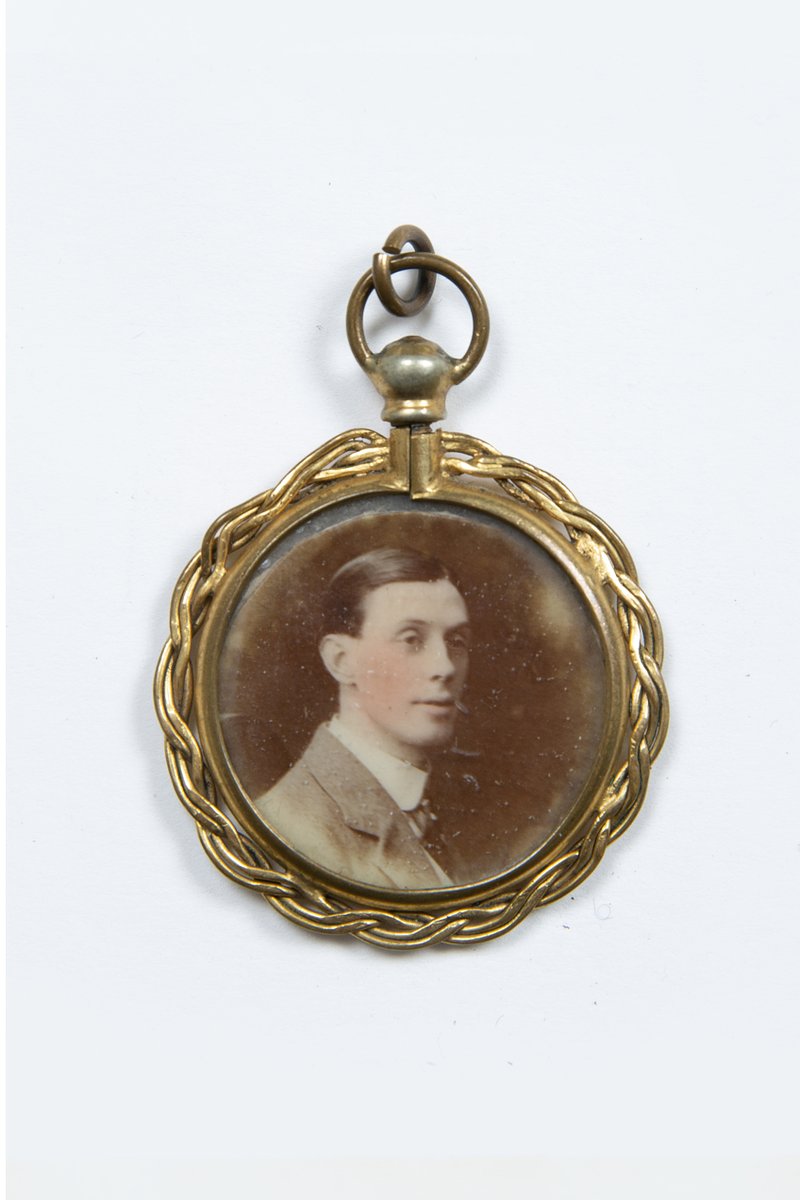 A double-sided photo pendant to mark #RemembranceDay and commemorate all those involved in wartime conflict. This First World War era pendant from our Jewellery Collection features a photo of an unidentified man in uniform on one side and in civilian clothing on the other.