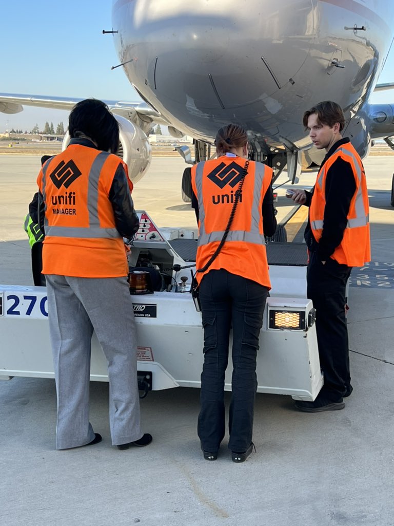 BFL Unifi completing their safety huddle this morning during STAR ⭐️! #SafetyFirst #SafetyHuddle @UnifiAviation @AOSafetyUAL @SafetyGuyBri @gstevens572