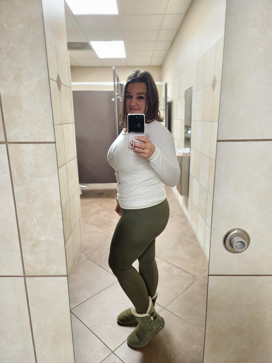 LindZLou24's tweet photo. Damn. @shapermint shaping leggings & a shaping cami got me looking SVELTE today! It's all a lie lol but it looks good! #shapermint #shapewear https://t.co/JCqVBCV54U
