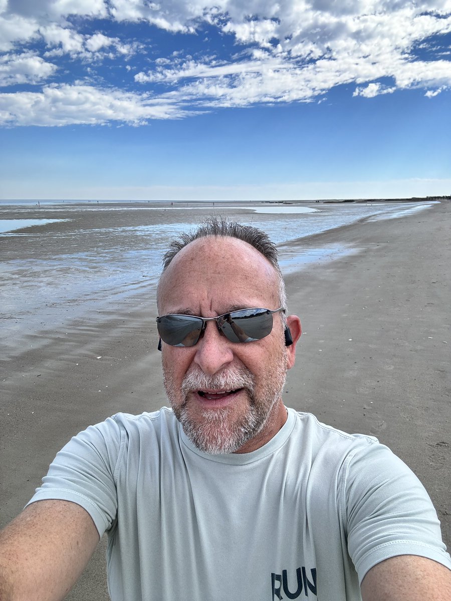 levelbest's tweet photo. Rare no hat run day. Actually did 4.5 miles but stopped the clock after a 5k. Then reset and fast walked the rest of the way. Anyone who says you can walk a marathon is either lying or super speedy. I was doing a good pace walk and was still at 16:30 a mile. #runICOT #runDisney https://t.co/PrLtY3V3Oz