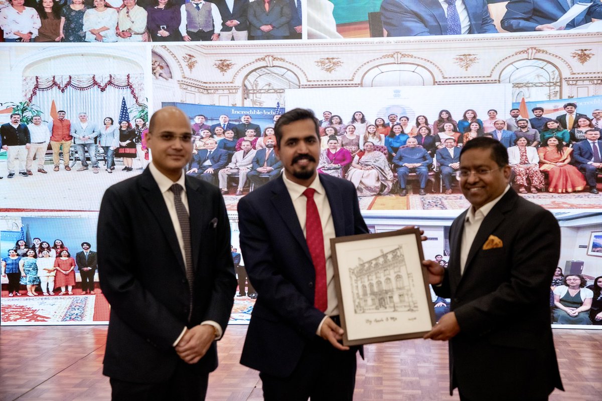 IndiainNewYork's tweet image. Team #Consulate bid #farewell to Mr Aman Saini. 
CG @randhir_jk thanked him for his dedication, support &amp;amp; hard work during tenure, esp. his contribution towards dealing with people&apos;s issues during the pandemic
Wish him best for his next innings in Myanmar.