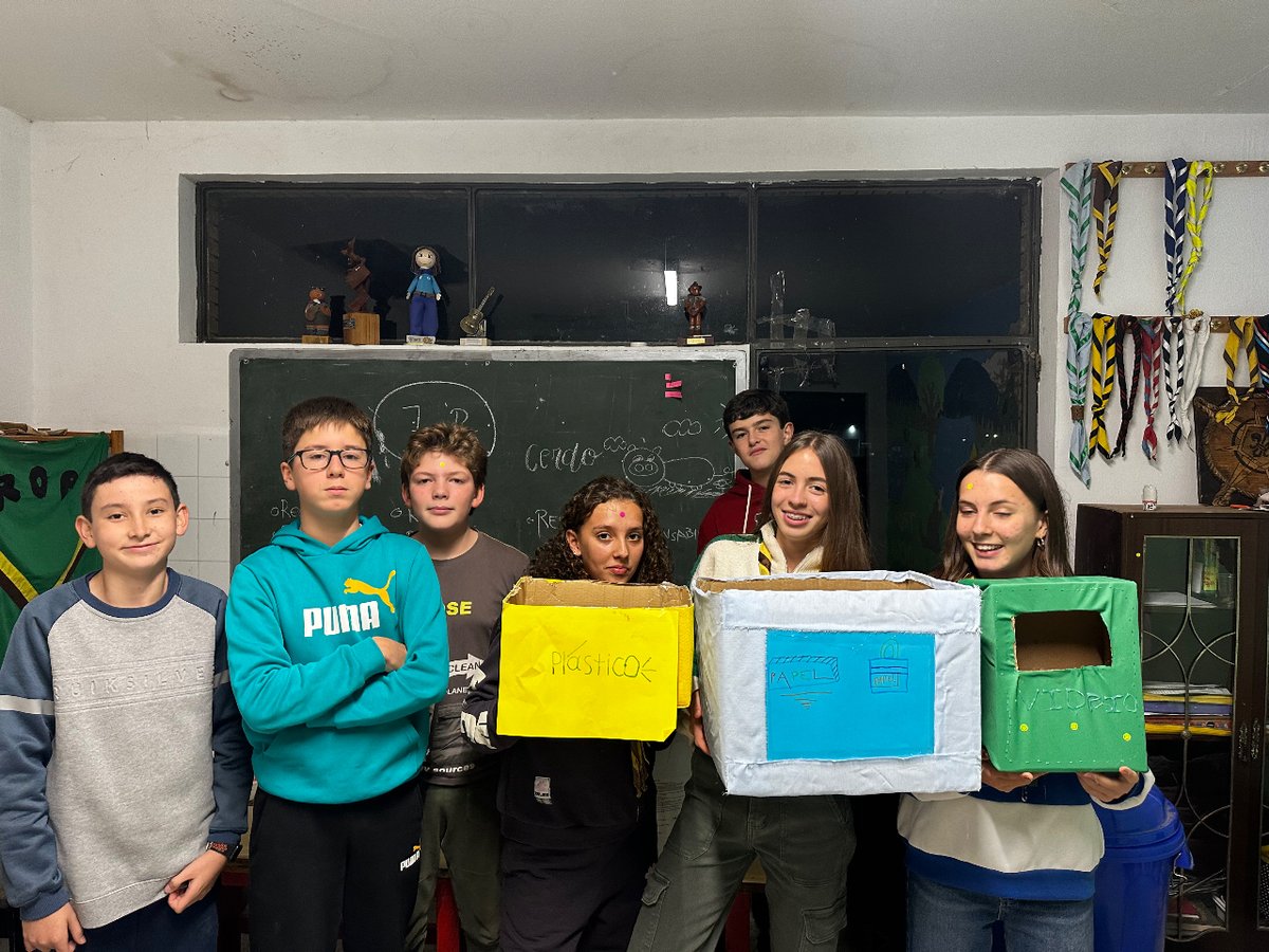 GSSanJuan211's tweet photo. La Sección Scout ⚜️ tiene claro cómo se recicla y para seguir contribuyendo, ha preparado unos contenedores chulísimos donde tirar la basura.♻️😊
#soyscout #somos211 #scoutespaña #sanjuan211 #asdecyl #asde #secciónscout #medinadelcampo https://t.co/jcl9aYVPnW