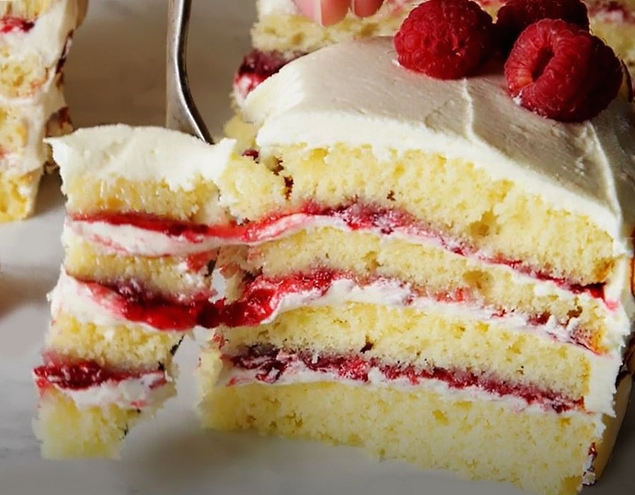 unpodiblu's tweet photo. Have some cake! White chocolate, raspberry &amp; almond cake 😍
#recipe https://t.co/YOPfB8z4Sa https://t.co/6M9mhpmC06