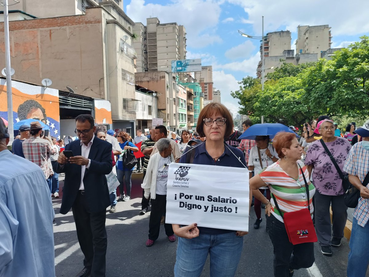 FAPUV's tweet photo. Hoy #9Nov, en Guárico, Apure, Táchira, Trujillo, Zulia, Monagas, Bolívar, Sucre, Portuguesa, Yaracuy, Lara, Aragua, Carabobo, Miranda y Caracas, miles de venezolanos se movilizaron simultáneamente por #SalarioDignoYJusto. ¡#FAPUV PRESENTE! https://t.co/xzCpU34UIw