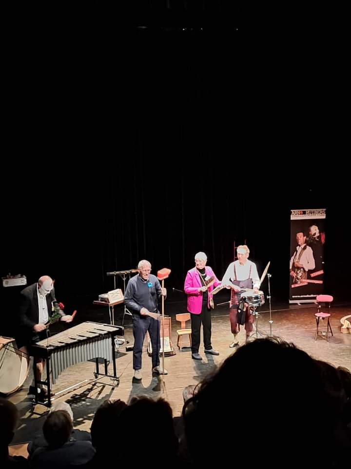 Voorstelling Arno Huibers met zijn Clowns Cadeau #dagvandemantelzorg #levnuenen #mantelzorg #Nuenen