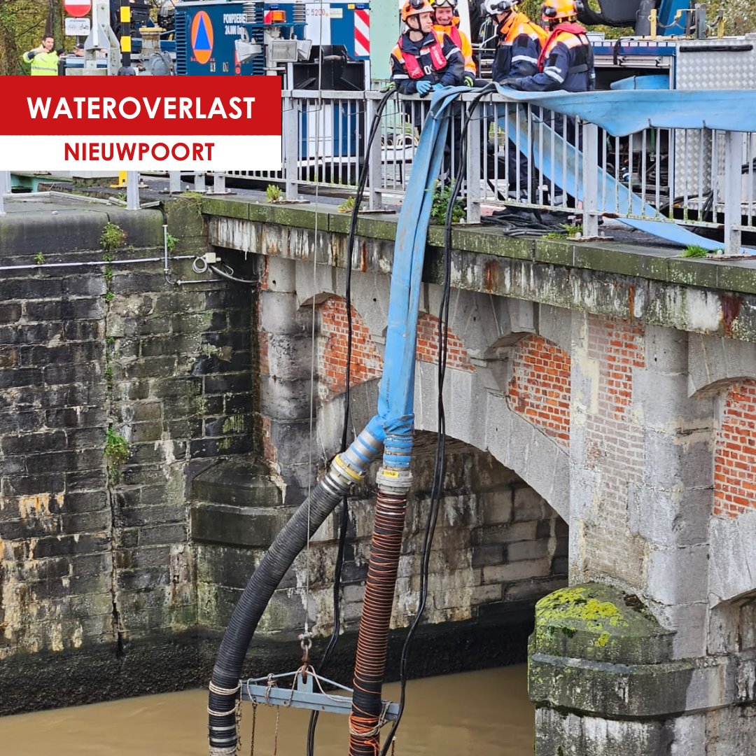 [WATEROVERLAST] Momenteel zijn de ploegen van de Civiele Bescherming, de brandweer en private partners volop bezig met het installeren van de pompen aan het sluizencomplex te Nieuwpoort. Hiervoor zijn verkeersmaatregelen ingesteld. Lees ze na op brandweerwesthoek.be/veelgestelde-v…