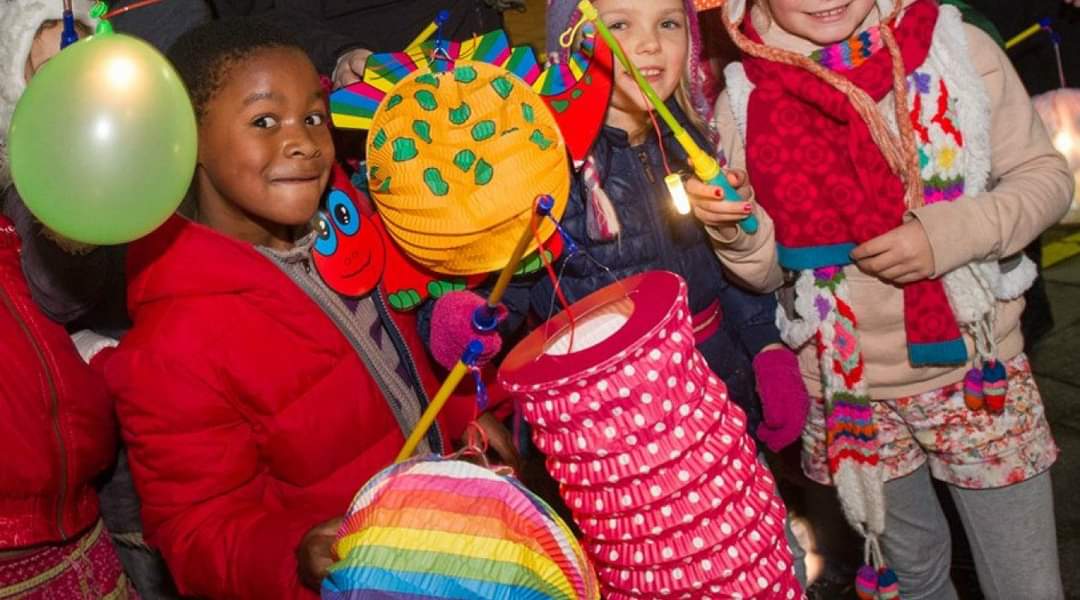 Straks om 18.45 uur: de jaarlijkse (en inmiddels befaamde) lampionoptocht in Peize.
Komen jullie ook? 😀

De start is op de Brink t.h.v. café Ensing/ Bakkerij Ons Belang.